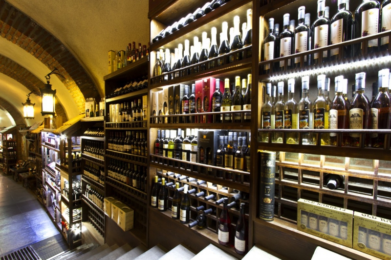 bar-TOUET DE L ESCARENE-min_world_street_travel_shop_canon_georgia_wine_bottles-429767
